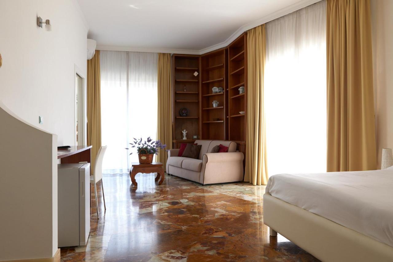 Il Giardino Di Flora Con Piscina Hotel Lecce Luaran gambar