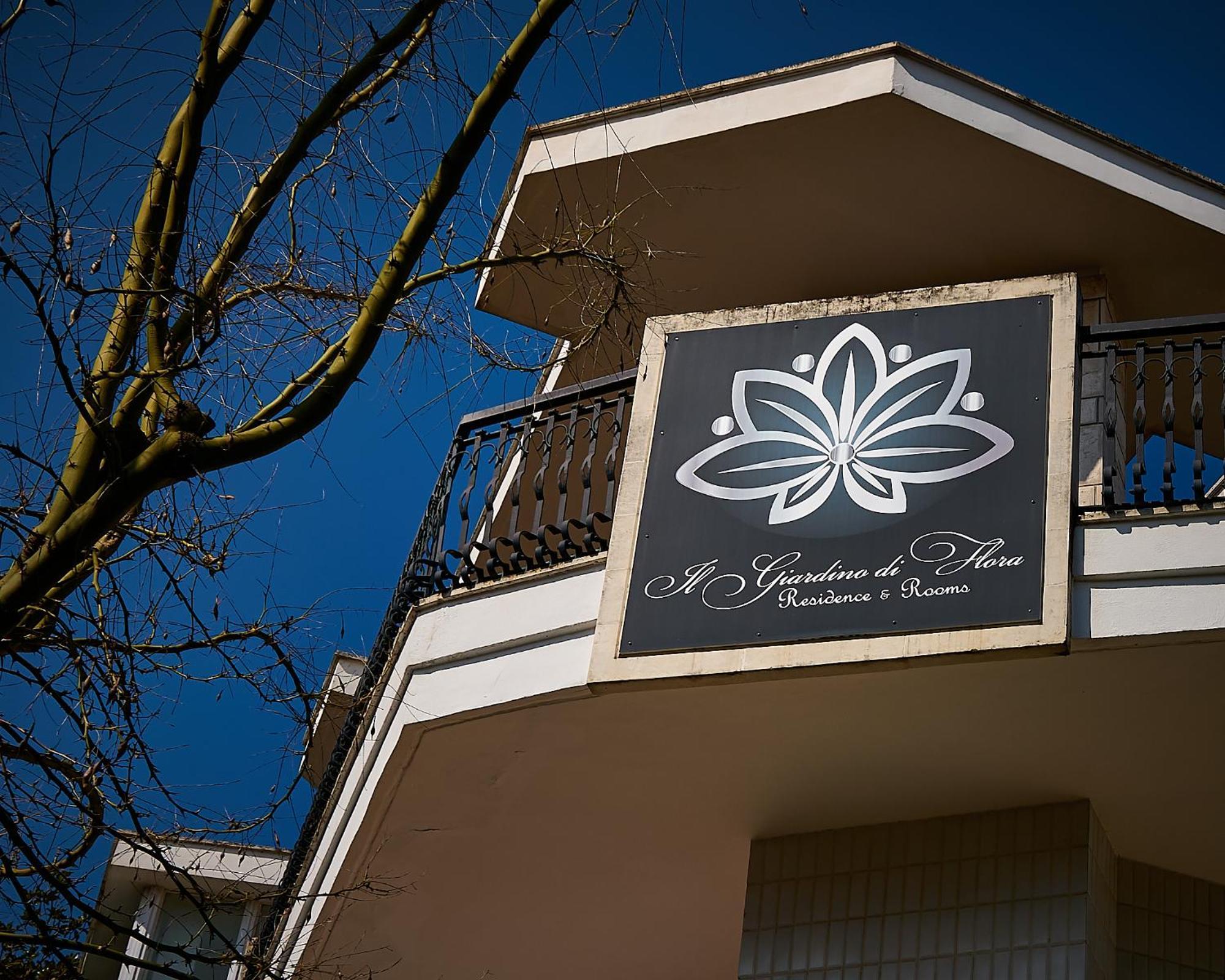 Il Giardino Di Flora Con Piscina Hotel Lecce Luaran gambar