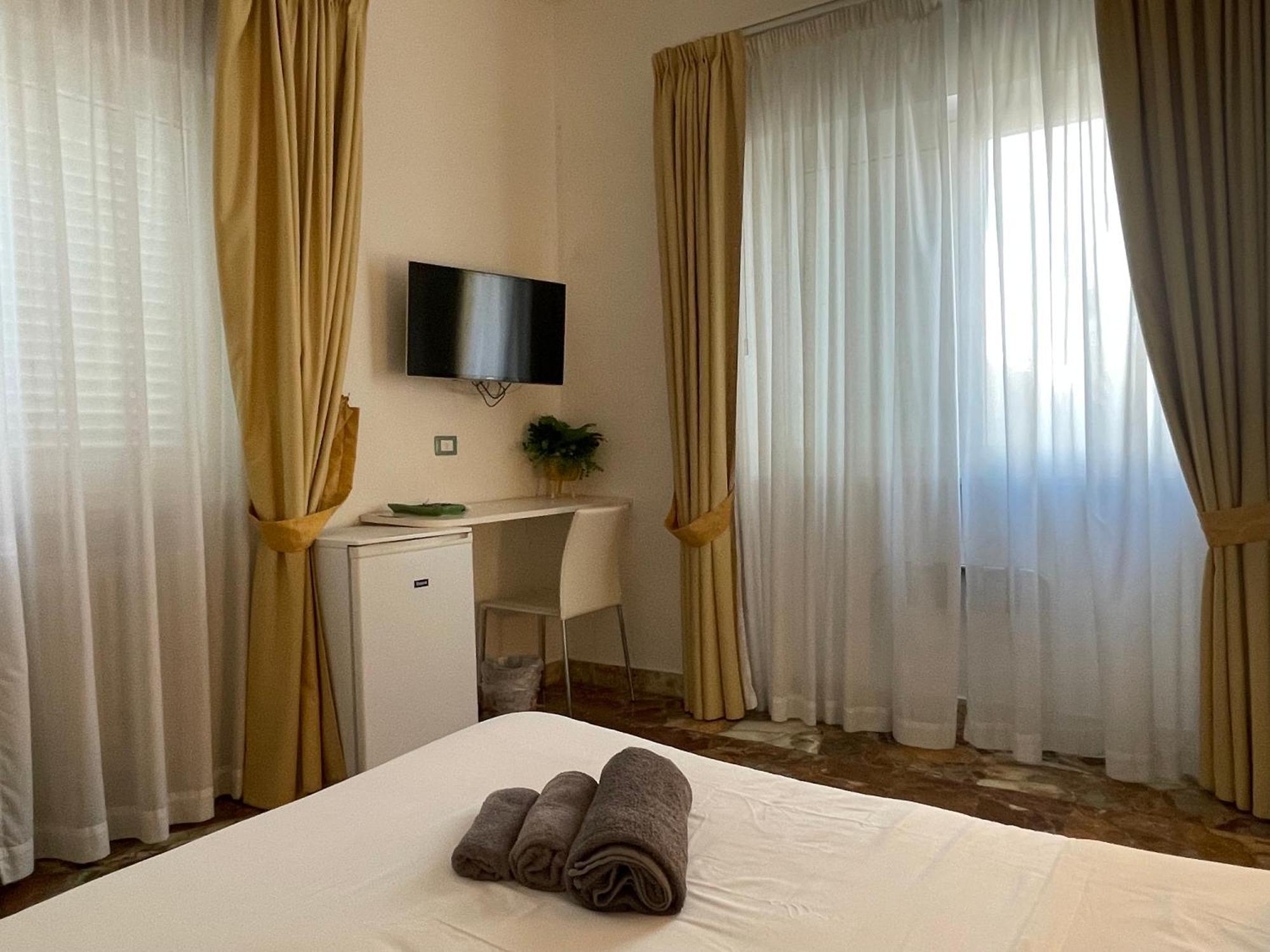 Il Giardino Di Flora Con Piscina Hotel Lecce Luaran gambar